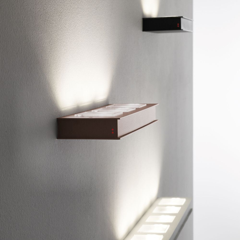 Fabbian Quarter 3-flammige LED-Wandleuchte aus Metall in weiß, schwarz und brüniert, ideal für Flure und Schlafzimmer.