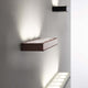 Fabbian Quarter LED-Wandleuchte rechteckig 3-flammig an einer Wand montiert, mit eleganter Beleuchtung.