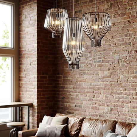 Fabbian Saya Pendellampe Medium in einem modernen Wohnzimmer mit Backsteinwand und Couchtisch.