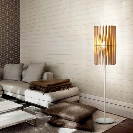 Fabbian Stick-gulvlampe Ø 43 cm i elegant stue med detaljer i tre og aluminium.