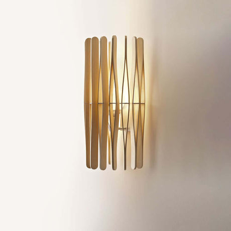 Fabbian Stick Wandlampe Ø 33cm mit Holz- und Aluminiumrahmen, ideal für Wohnbereiche und kreative Studios.
