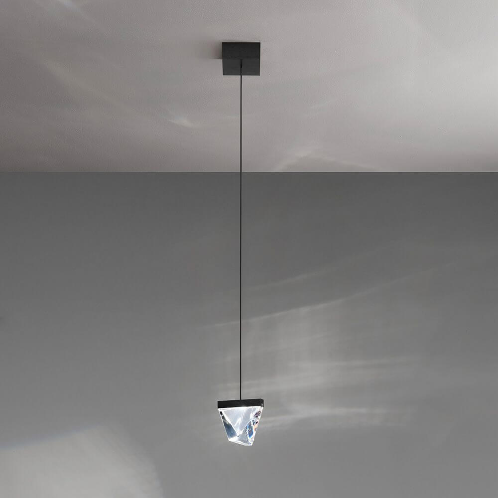 Fabbian Tripla LED-Pendelleuchte schwebend von der Decke mit elegantem Lichtdesign.