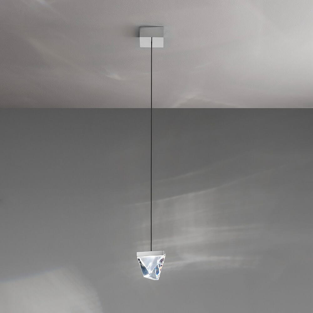 Fabbian Tripla LED-Pendelleuchte elegant mit dreieckigem Lampenschirm, ideal für moderne Innenräume.