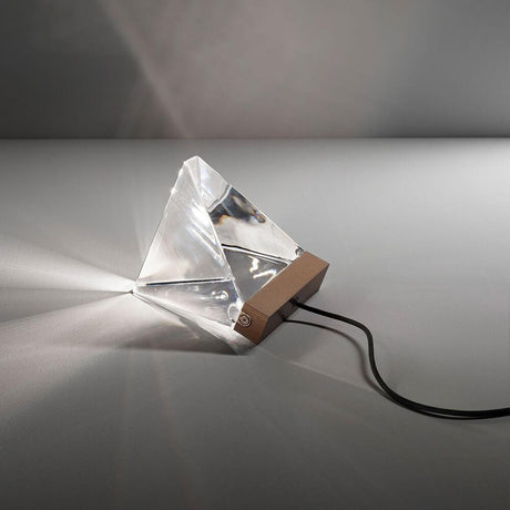 Fabbian Tripla LED-bordlampe i moderne design med klart prisme og treelement.