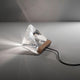 Fabbian Tripla LED-Tischleuchte in modernem Design mit klarem Prisma und Holzelement.