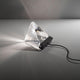 Fabbian Tripla LED-Tischleuchte in modernem Design, aus transparentem Material mit Schwarz und Lichtstrahl.