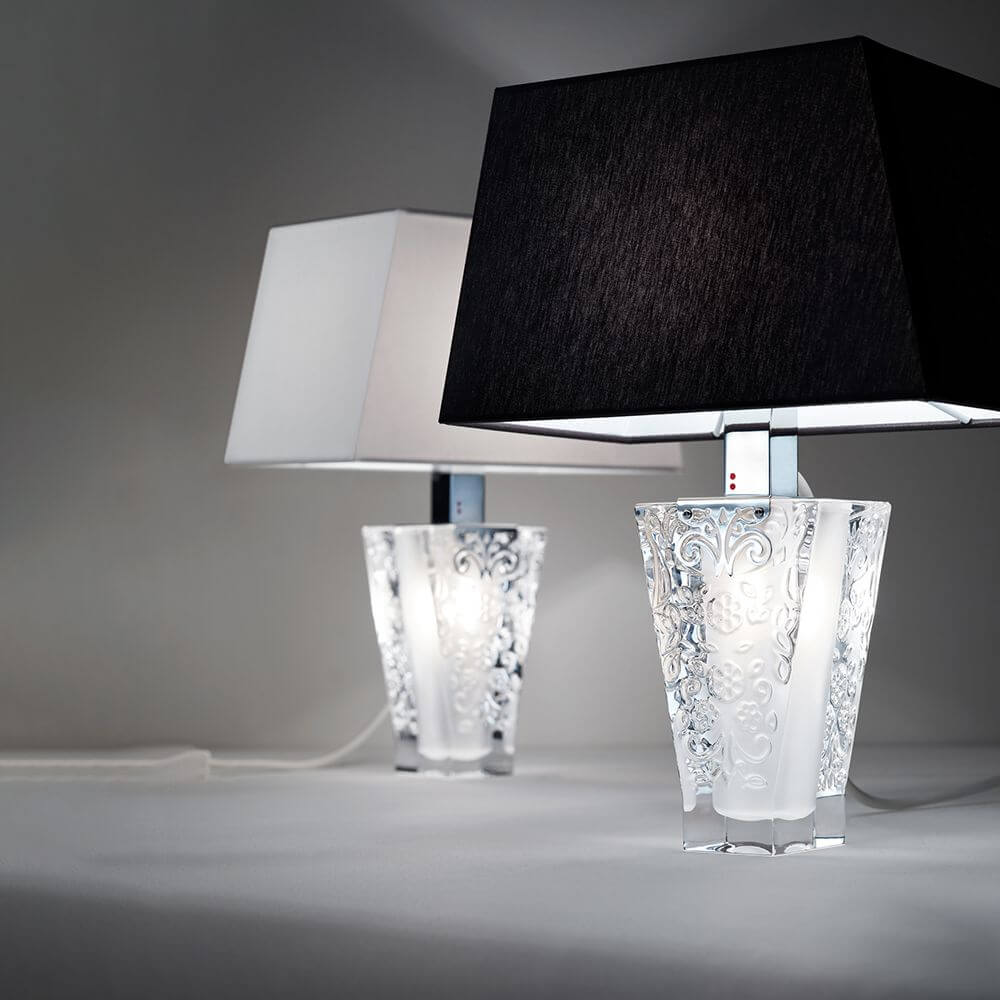 Fabbian Vicky Tischleuchte mit schwarzem und weißem Lampenschirm, elegantes Design und einzigartige Lichteffekte.
