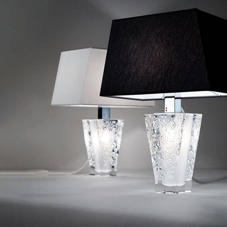 Fabbian Vicky bordlampe med svart og hvit lampeskjerm, elegant design og unike lyseffekter.