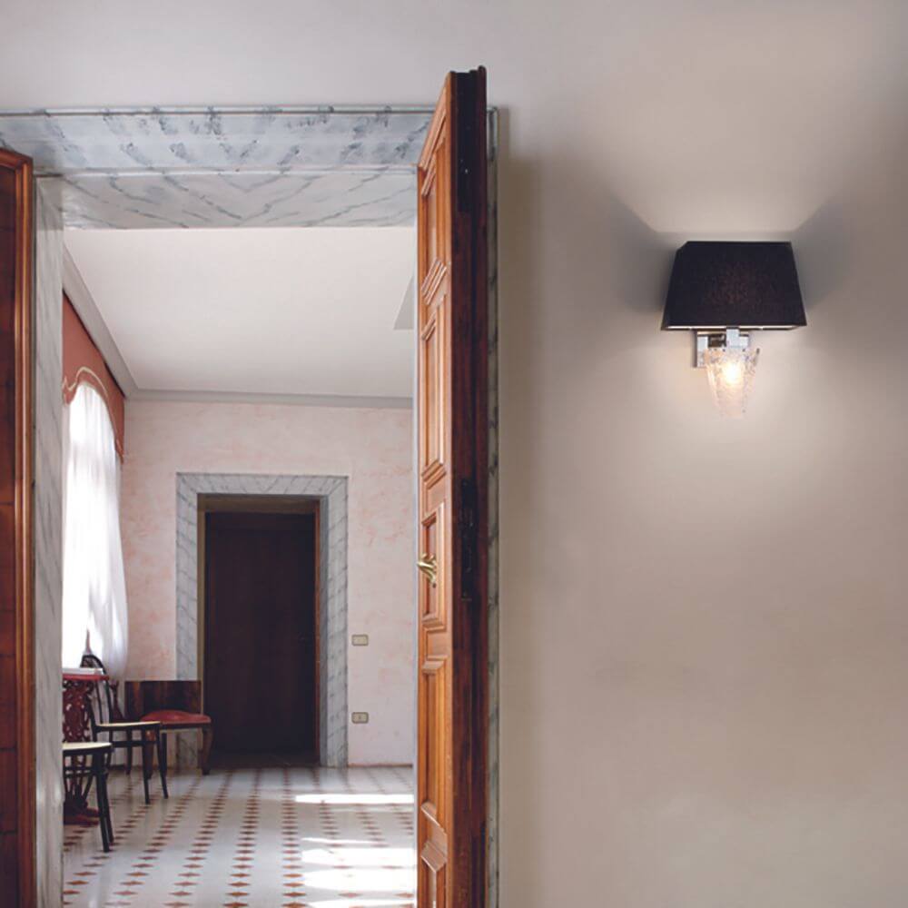 Fabbian Vicky Wandlampe an einer Wand in einem eleganten Raum mit klassischer Einrichtung.