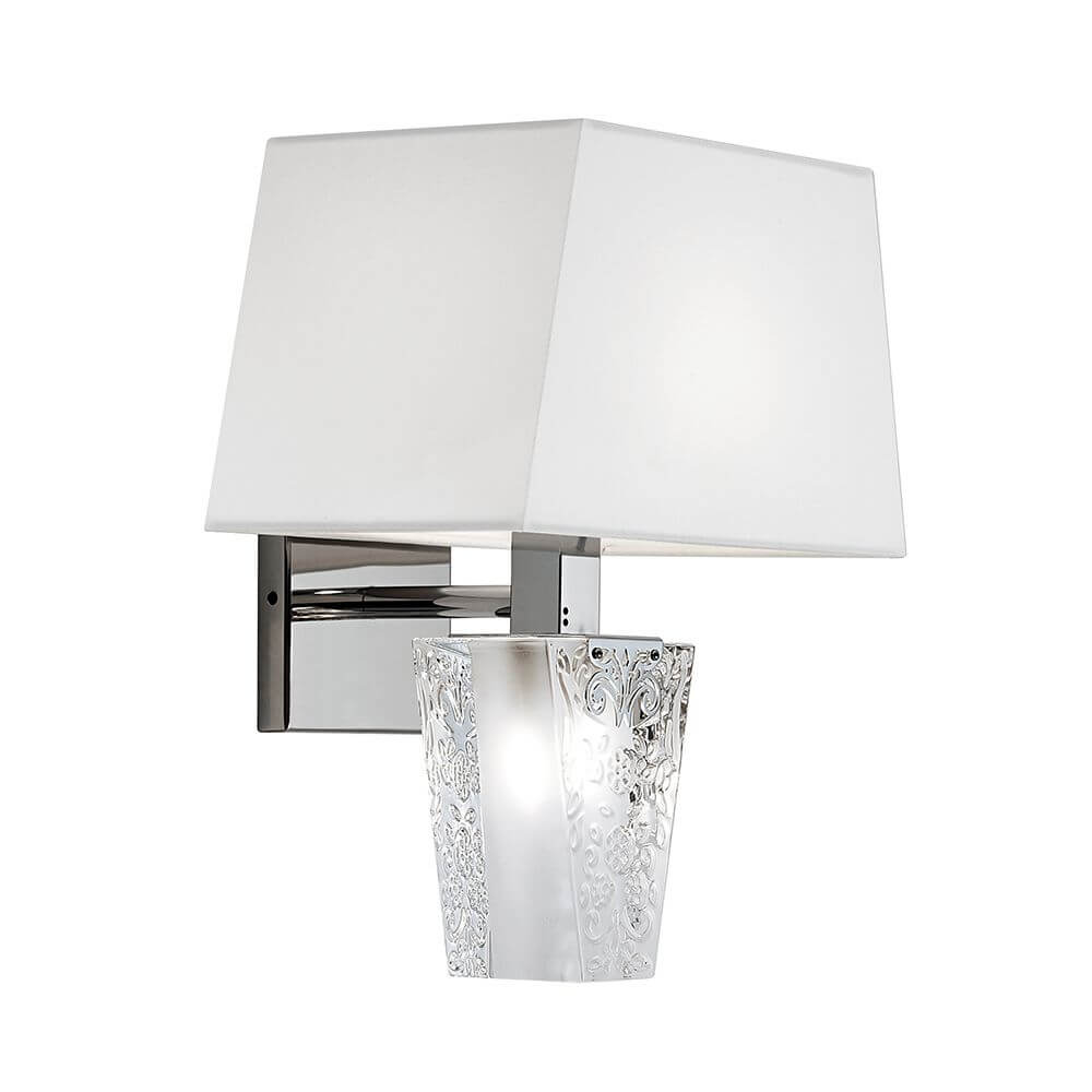 Fabbian Vicky Wandlampe mit klassischer Form und modernem Touch, dekoriertes Glas und Diffusor.