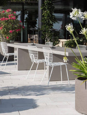 Fabio LED Außentischleuchte 3000K Schwarz IP54 auf moderner Outdoor-Tischgruppe im eleganten Terrassenbereich