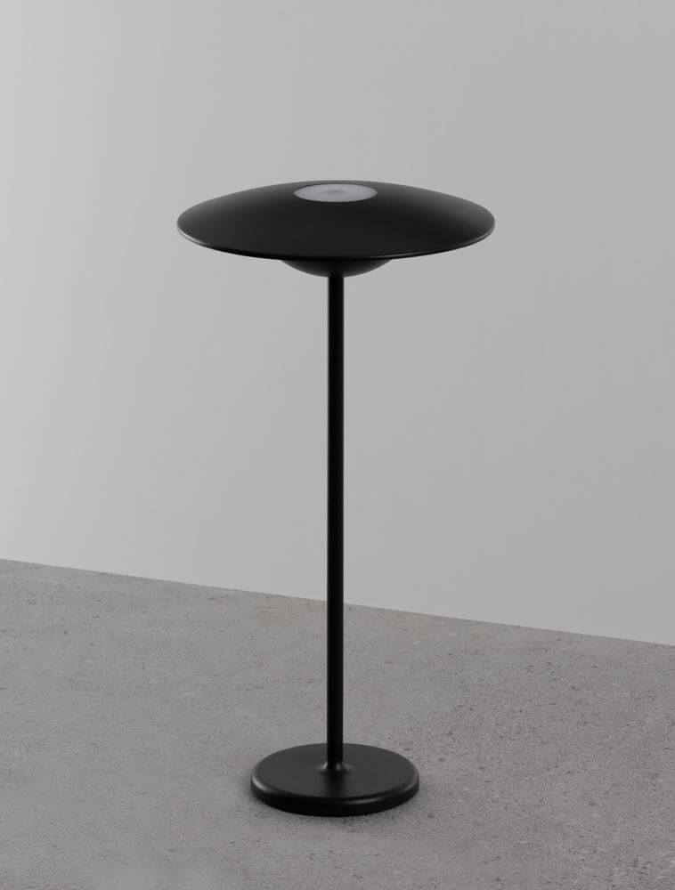 Fabio LED Außentischleuchte 3000K Schwarz IP54 auf einem grauen Tisch, modernes Design.