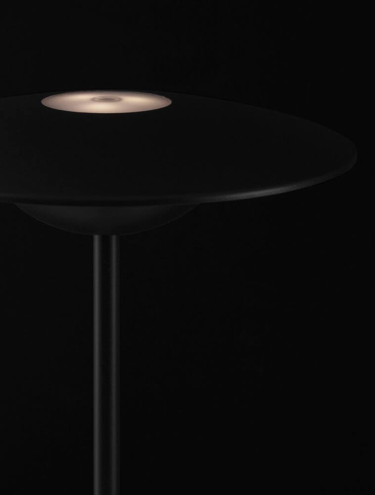 Fabio LED Außentischleuchte 3000K Schwarz IP54 im eleganten Design auf schwarzem Hintergrund