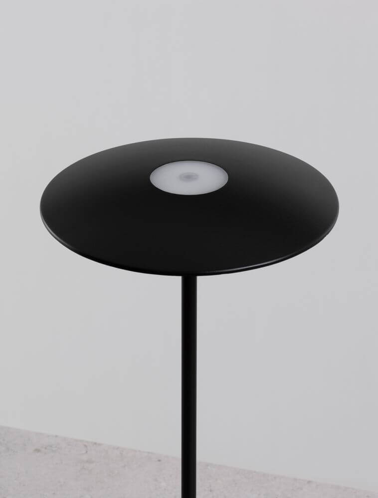 Fabio LED Außentischleuchte 3000K Schwarz IP54 auf einem minimalistischen Hintergrund.