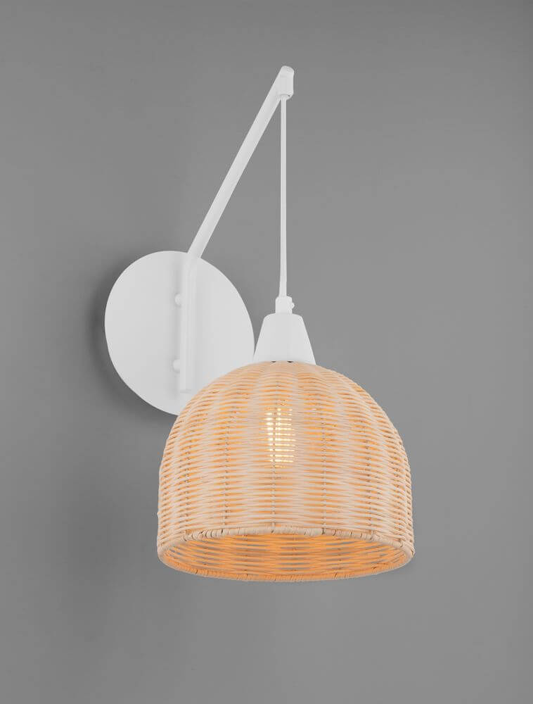 Fado Wandleuchte Ø 20,5cm E27 Rattan an einer weißen Wandhalterung mit warmem Licht.