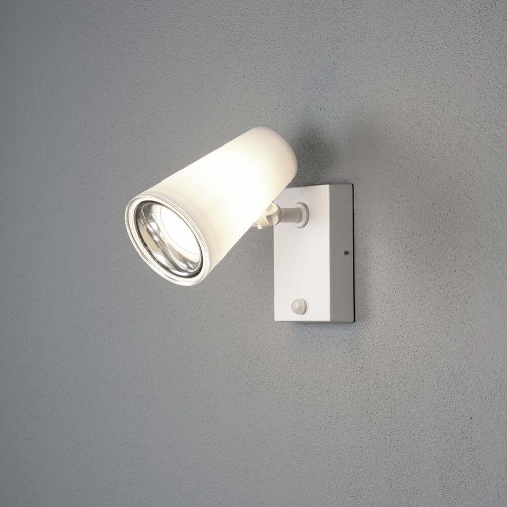 Fano Außen Wandstrahler mit verstellbarem Kopf und Bewegungsmelder in Weiß an grauer Wand.