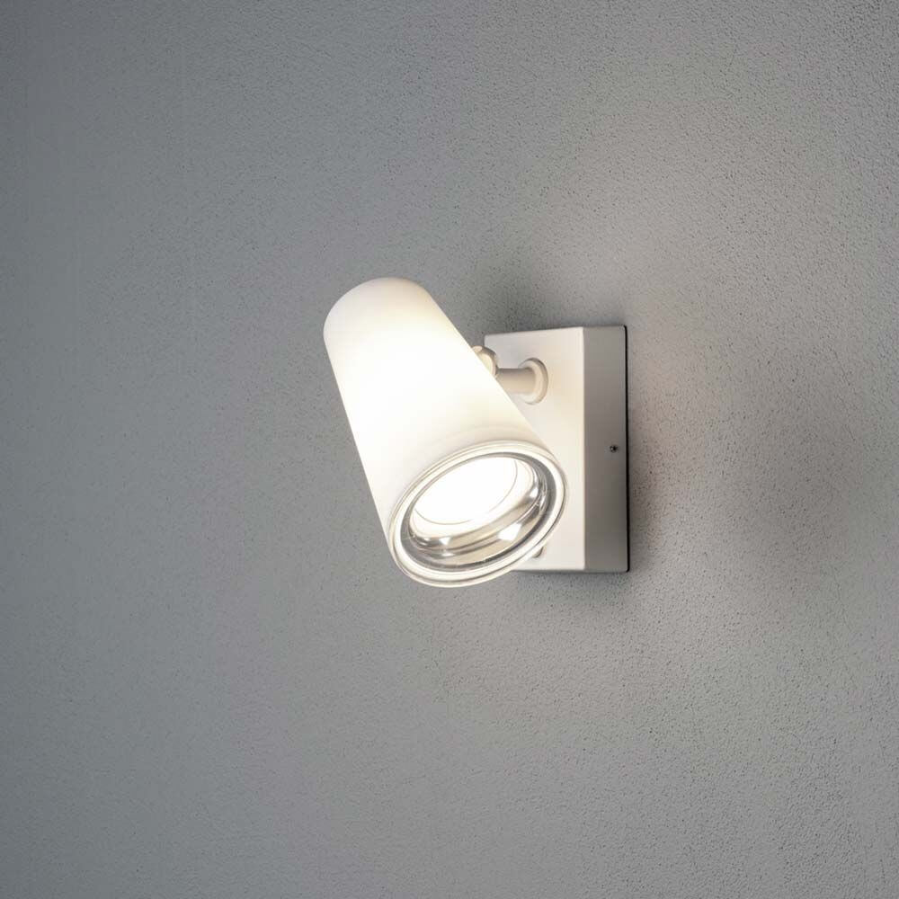 Fano Außen Wandstrahler mit verstellbarem Kopf und integriertem Bewegungsmelder in Weiß an der Wand.