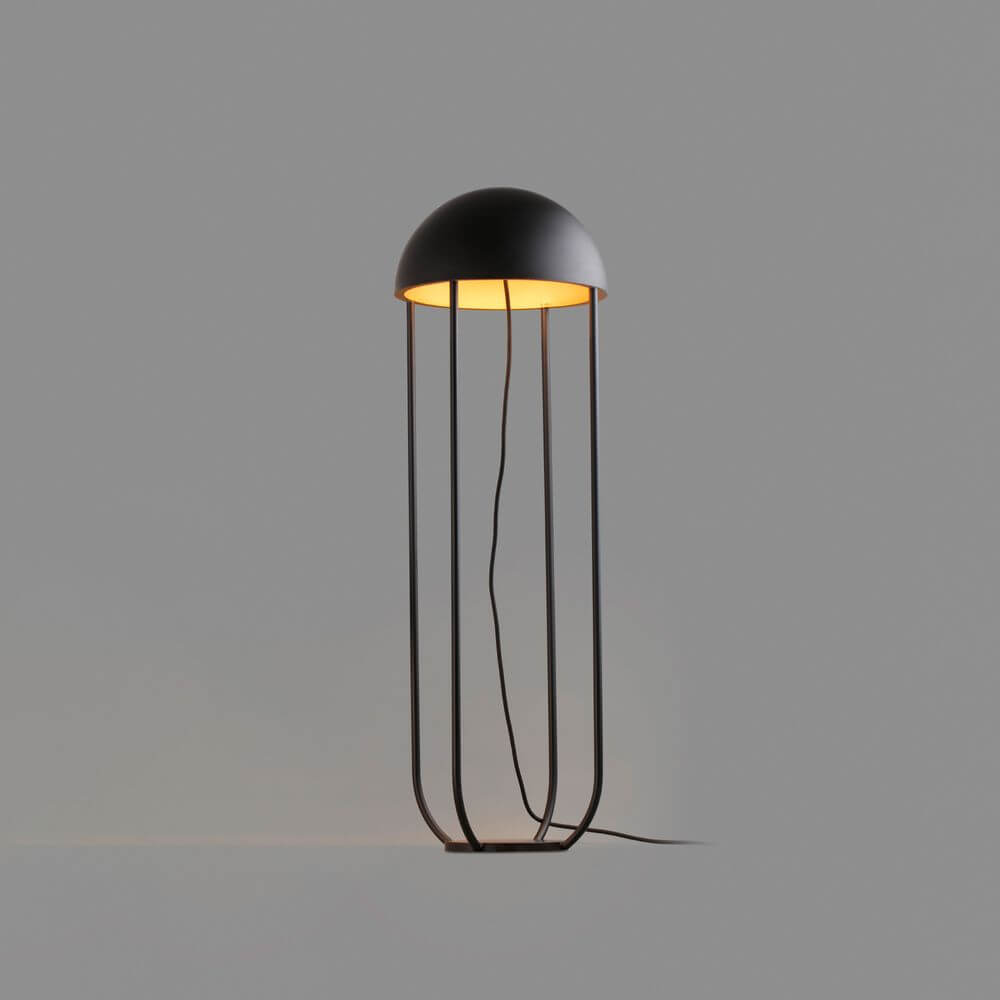 Jellyfish LED Stehleuchte Schwarz, Gold mit abgerundetem schwarzen Kopf und goldener Innenseite.