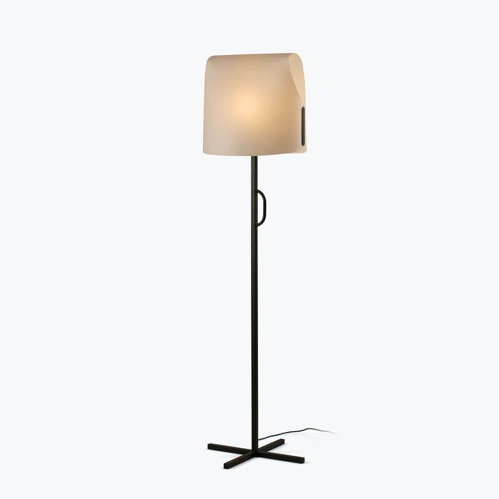 Luang Stehlampe mit minimalistischem Design und schicker Lampenschirm aus Kunststoffen.
