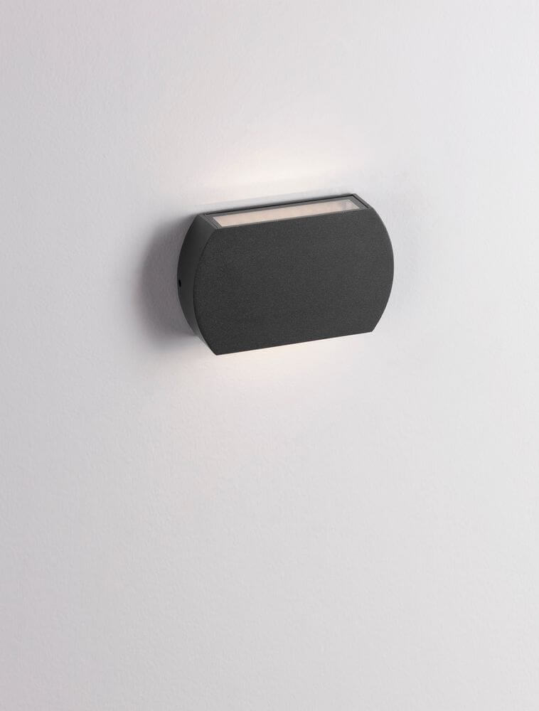 Fedor LED Außenwandleuchte 3000K Anthrazit IP65 an einer Wand montiert, modernes Design aus Aluminium und Acryl.