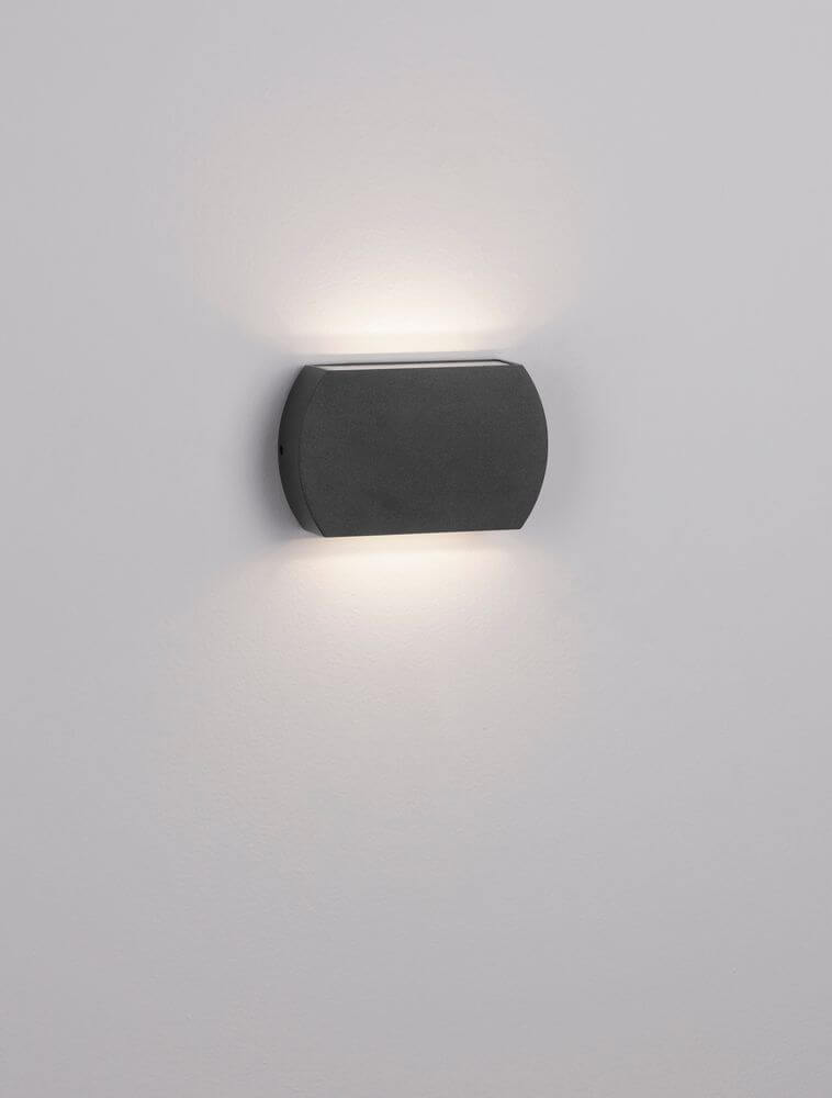 Fedor LED Außenwandleuchte 3000K Anthrazit IP65 an einer Wand montiert, moderner Stil und hochwertige Verarbeitung.