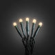 Feierliche LED Lichterkette IP20 mit warmweißen, runden Lichtern auf schwarzem Hintergrund.