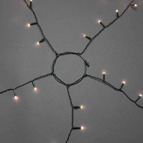 Feierlicher LED Baummantel mit Befestigungsring IP20 in einem Bild mit Lichtern und Befestigungsring.