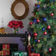 Feierlicher LED Baummantel mit Befestigungsring IP20 dekoriert an einem geschmückten Weihnachtsbaum.