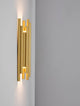 Felix LED Wandleuchte 3000K Gold an heller Wand, goldene zylindrische Aluminiumröhren mit Auf- und Abwärtslicht