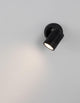 Fend LED Außenwandleuchte Base Hoch 3000K Schwarz IP65 an einer Wand installiert, minimalistisch und modern.