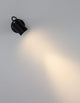 Fend LED Außenwandleuchte Base Hoch 3000K Schwarz IP65 an einer Wand montiert, Lichtstrahl auf der Oberfläche.