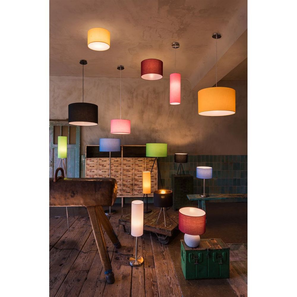 Bunte Fenda Deckenleuchten und Stehlampen in einem gemütlichen Innenraum auf Holzfußboden.