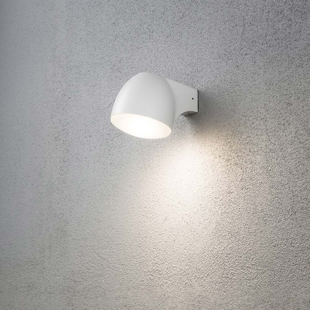 Ferrera LED Außen-Wandleuchte Weiß, gefrostetes Glas an einer Wand montiert.