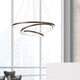 LED Design Hängeleuchte Ferrol Ø 80cm 5500lm , 3000K in modernem Raum mit großen Fenstern.