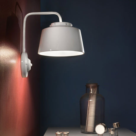 Ferroluce 50's vegglampe i keramikk på en vegg i et moderne oppholdsrom.