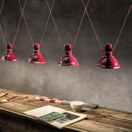 Ferroluce Industrial Deckenleuchte aus Keramik in Rot über einem Holztisch, perfekt für Restaurants oder Lounges.