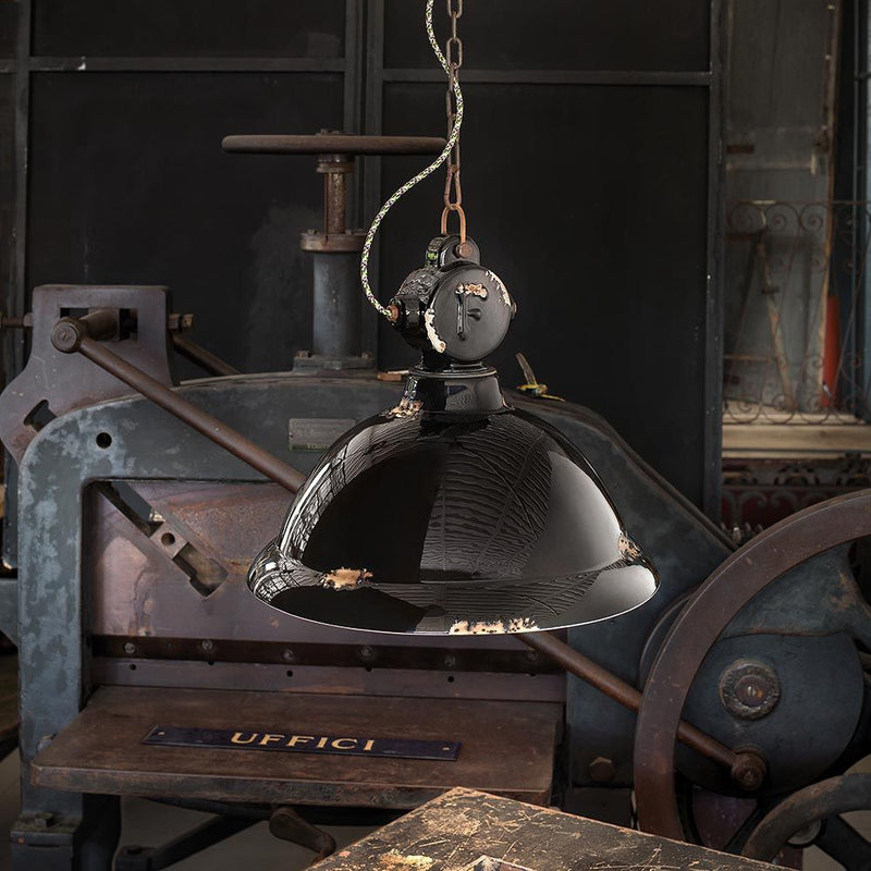 Schwarze industrielle Hängelampe aus Metall mit Vintage-Maschinen im Hintergrund