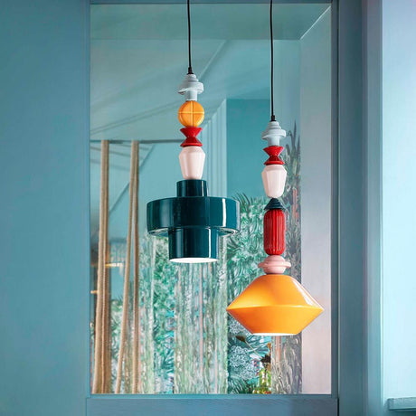 Ferroluce Keramik-Hängeleuchte Lariat 74cm in einem modernen Raum, hängend über einem Fenster.