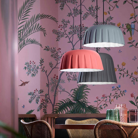 Ferroluce Madame Gres M Hängeleuchte in verschiedenen Farben über einem Essbereich mit botanischem Wanddesign.