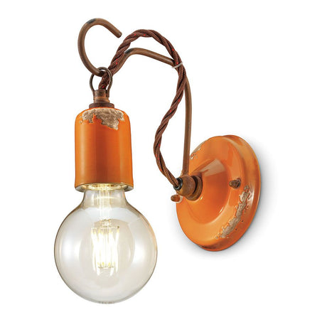 Ferroluce vintage vegglampe med industrielt design og varmt lys, ideell for stilfulle stuer.