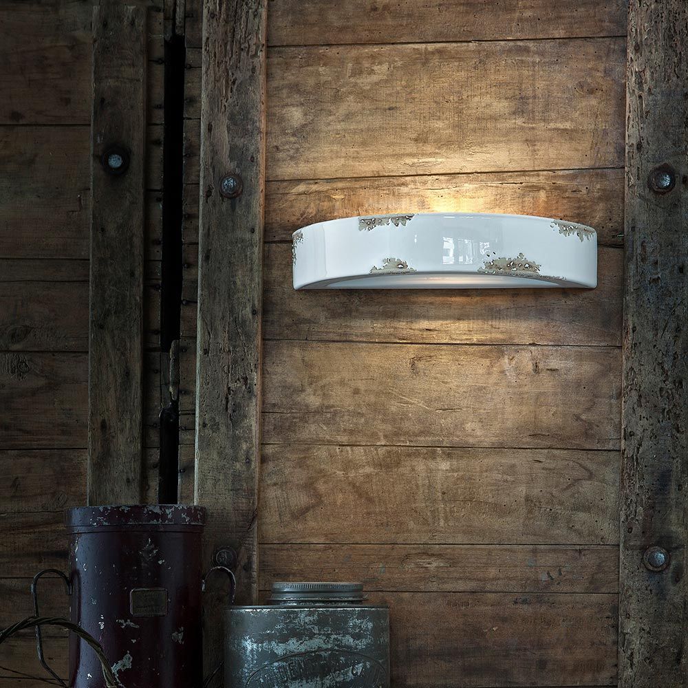 Ferroluce Vintage Wandleuchte Weiß an rustikaler Wand mit indirekter Beleuchtung
