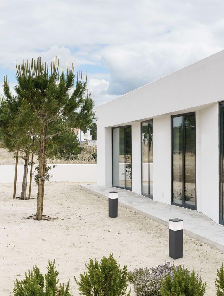 Ferron Außenpollerleuchte Dunkelgrau IP65 im modernen Außenbereich mit minimalistischer Architektur.