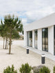 Ferron Außenpollerleuchte Dunkelgrau IP65 im modernen Außenbereich mit minimalistischer Architektur.