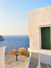 Figo Außensockelleuchte Dunkelgrau IP54 am mediterranen Haus mit Meerblick und Terrasse