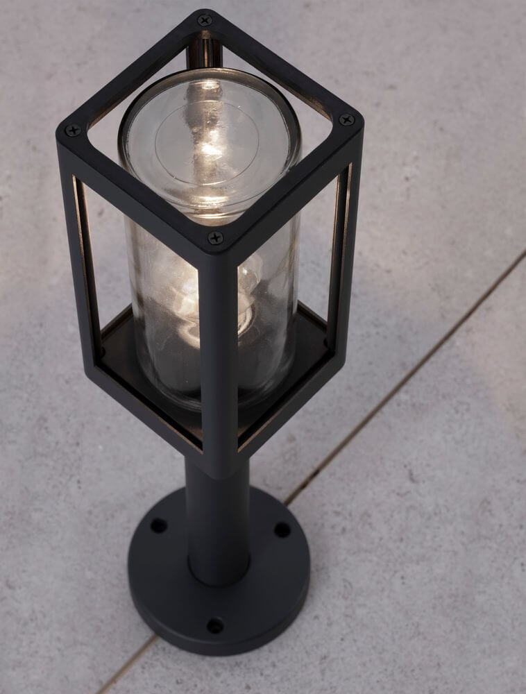 Figo Außensockelleuchte Dunkelgrau IP54 auf einem Pflasterboden, modernes Design aus Aluminium und Glas.