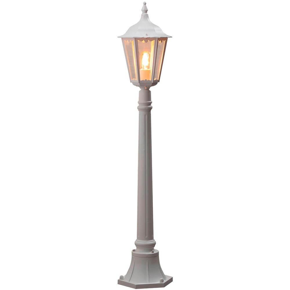Firenze Wegeleuchte Weiß, klares Glas in urbaner Umgebung, laternenähnliches Design mit warmem Licht.