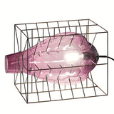 Handgefertigte Tischlampe aus Muranoglas im Stahlkäfig, glühendes pinkes Glasdesign als dekorativer Blickfang.