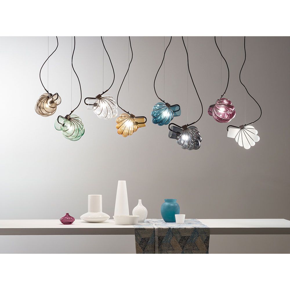 Dedicato Hängelampe Muranoglas Metallrahmen in verschiedenen Farben und Formen über einem Tisch angeordnet.