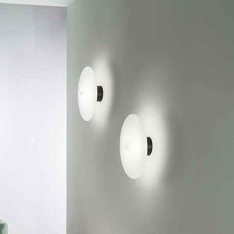 Desideria Brosilikatglas (ohne Halterung) an der Wand in elegantem Design mit sanfter Beleuchtung.
