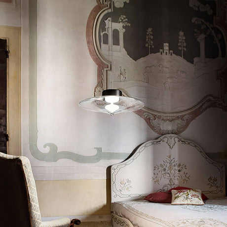 Suspension Desideria LED Ø 42 cm élégante au-dessus d’un lit dans une pièce raffinée.